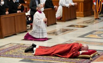 El Papa Francisco presidió la celebración de la Pasión del Señor