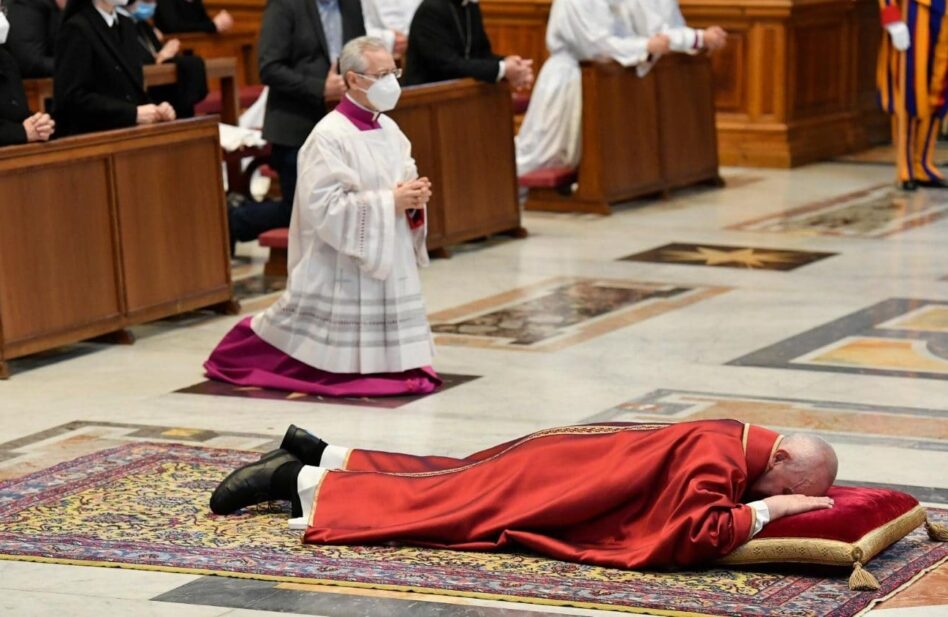 El Papa Francisco presidió la celebración de la Pasión del Señor