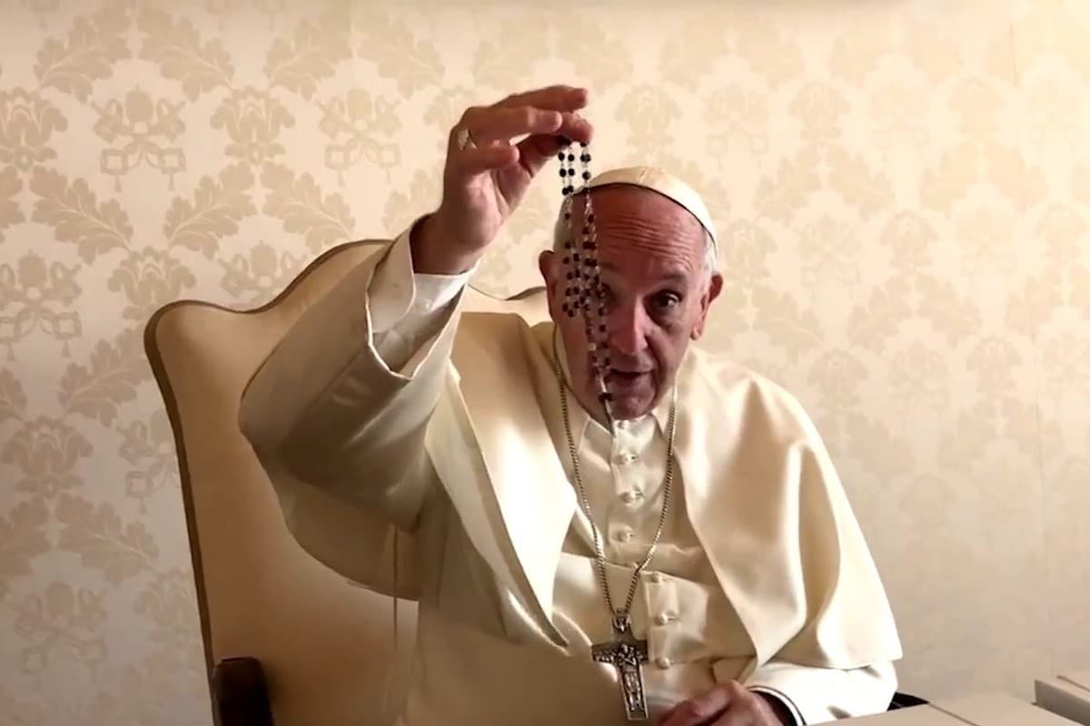 El Papa Francisco convoca a maratón del rezo del Rosario para mayo, mes de María.