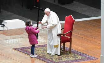 Meditaciones del Viacrucis del Papa serán hechas por familias