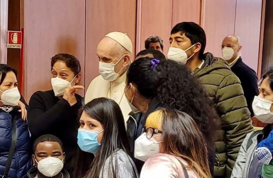 El Papa hace visita sorpresa a quienes reciben vacuna en el Vaticano