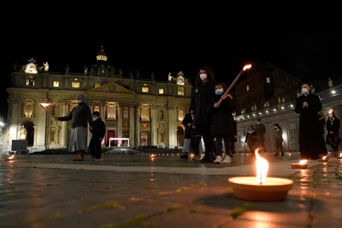 El Viacrucis del Viernes Santo 2021 se llevó a cabo en la Plaza de San Pedro. Foto: Vatican Media