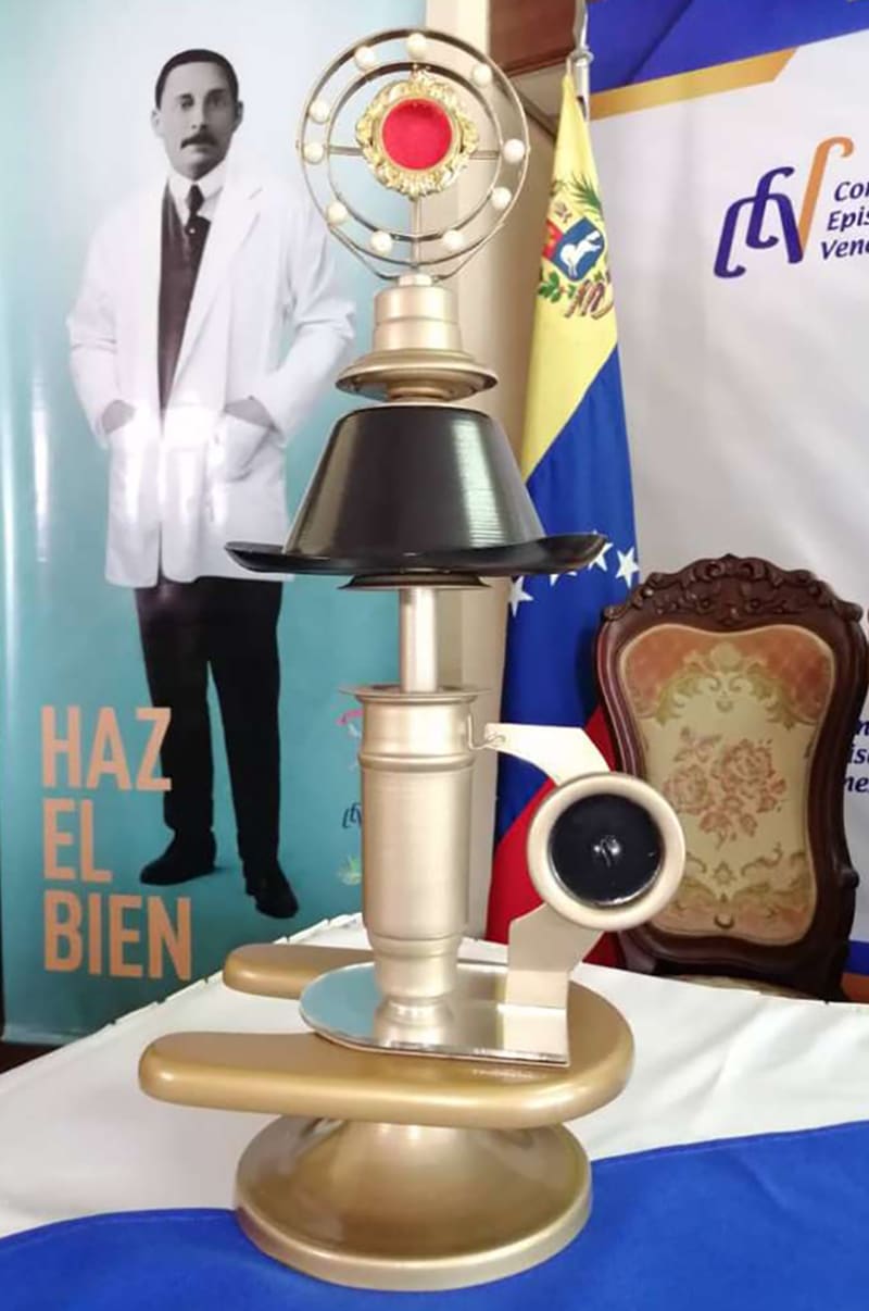 Para las Arquidiócesis, Diócesis y Vicariatos Apostólicos de Venezuela fueron preparados 40 relicarios en forma de microscopio y con detalles del beato, como su sombrero. Foto. Conferencia Episcopal Venezolana.