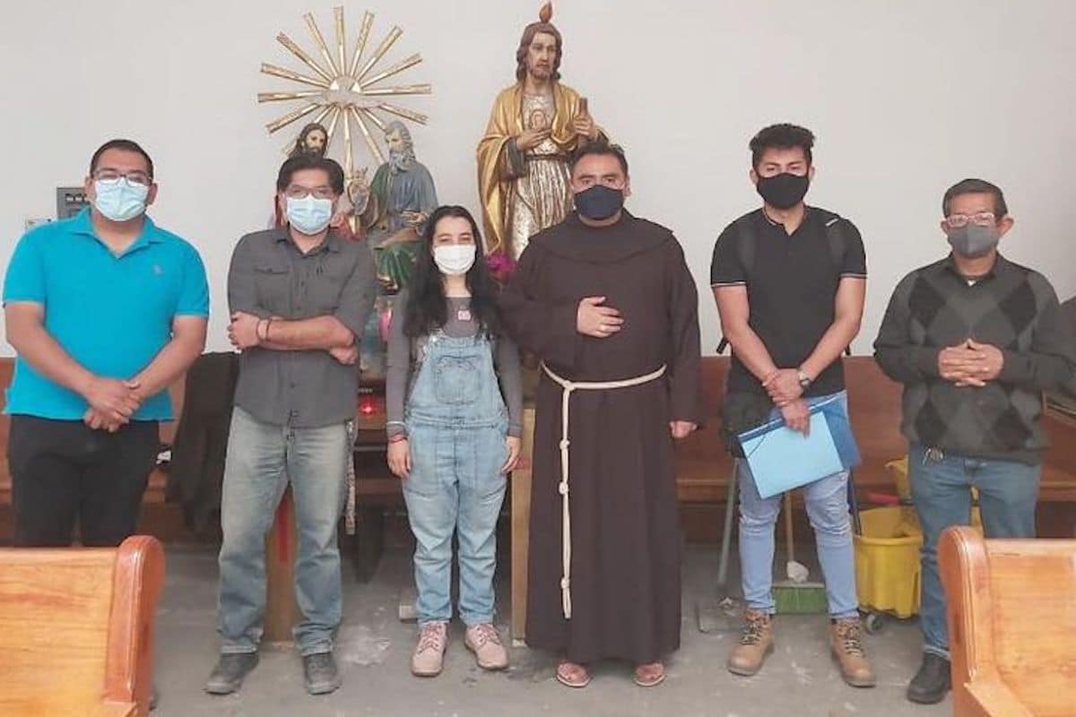 Grupo de restauradores de la Iglesia de San Fernando Rey con Fray Juan Francisco, guardián del templo. Foto: Facebook Parroquia de San Fernando Rey.
