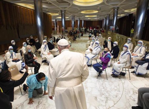 El Papa Francisco visita a los pobres vacunados en el Vaticano