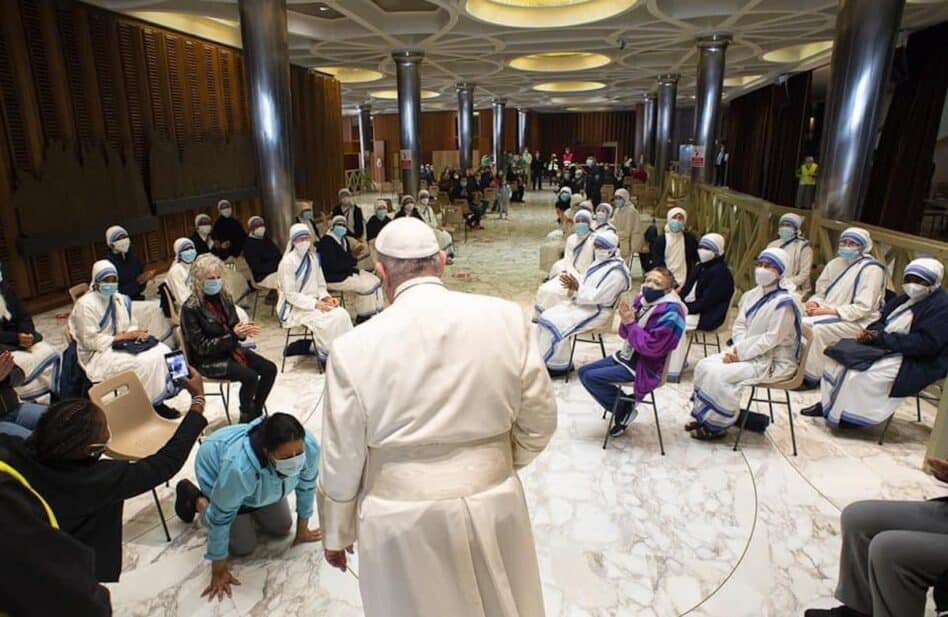 El Papa Francisco visita a los pobres vacunados en el Vaticano