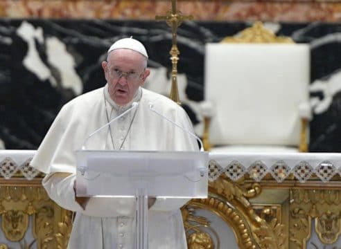 El Papa se recupera con éxito de cirugía; Benedicto XVI reza por él