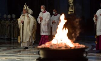 Papa Francisco en la Vigilia Pascual: ¡Jesús no es un recuerdo, está vivo!