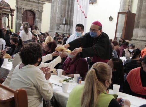 Con desayuno y flores, Iglesia festeja a 200 mamás vulnerables