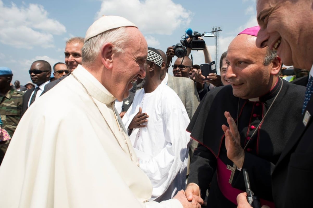 Mons. Franco Coppola recibe en Bangui al Papa Francisco.