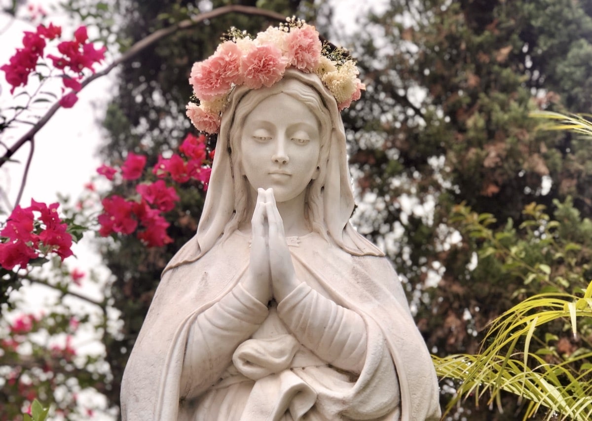 La Virgen María con una corona de flores. Foto: Cathopic