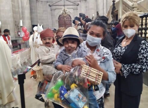 Corpus Christi: ‘Juan Dieguitos’ reciben juguetes en Catedral Metropolitana