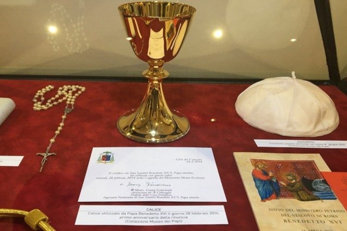 La exposición está compuesta por objetos que Joseph Ratzinger/ Benedicto XVI, ha ocupado en diferentes momentos de su sacerdocio. Foto: Vatican News.
