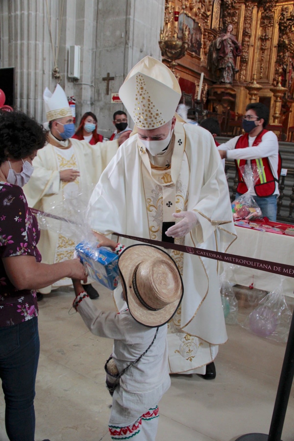 Un 'Juan Dieguito' recibe un juguete de manos del Card. Aguiar en la Solemnidad de Corpus Christi. Foto: Alejandro García