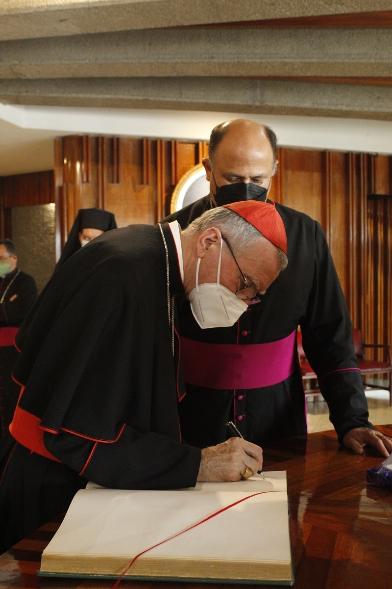 El Cardenal Pietro Parolin firmó el libro de visitas distinguidas de la Basílica de Guadalupe. Foto: INBG/Cortesía.