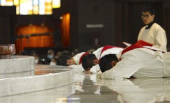 Hoy, no es sencillo ser sacerdote: Mensaje de 5 neopresbíteros