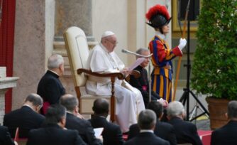 Papa Francisco: “Jesús también reza por nosotros”