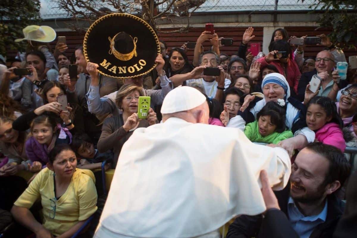 El Papa Francisco saluda a feligreses en su visita a México en 2016.