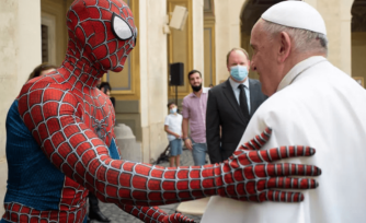 'Spiderman' entregó al Papa Francisco su máscara y le reveló su identidad