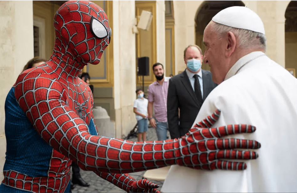 'Spiderman' entregó al Papa Francisco su máscara y le reveló su identidad
