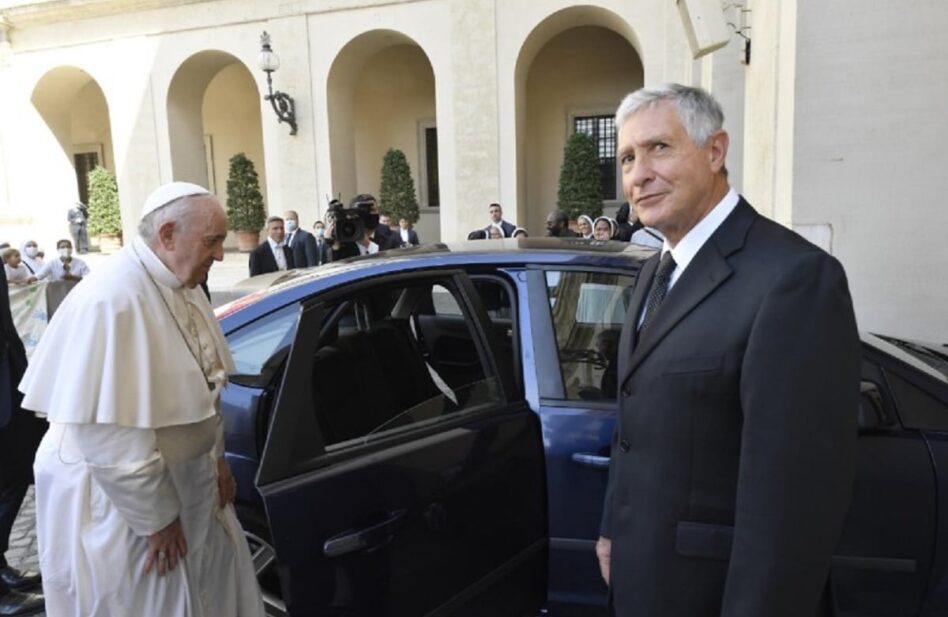 Ante fieles, el Papa agradece la labor de su chofer, quien se jubila