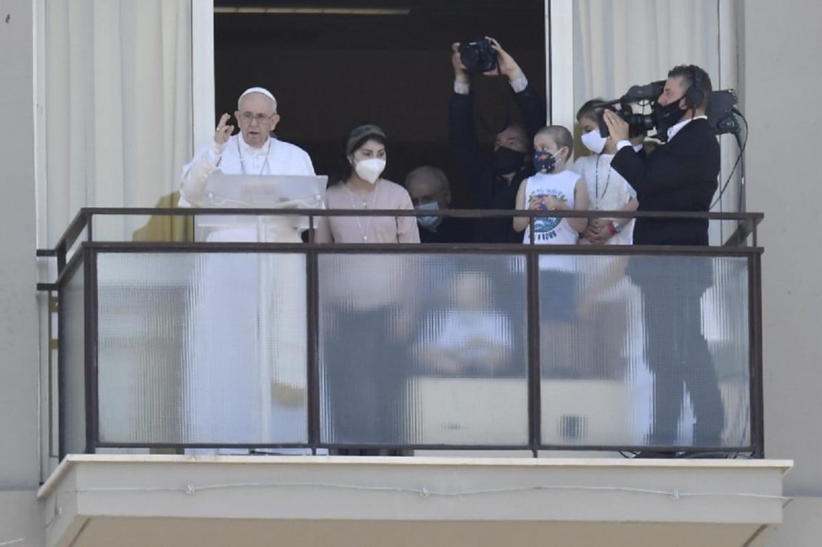 El Papa Francisco preside el Ángelus desde el balcón del hospital Agostino Gemelli en Roma. Foto: Vatican Media.