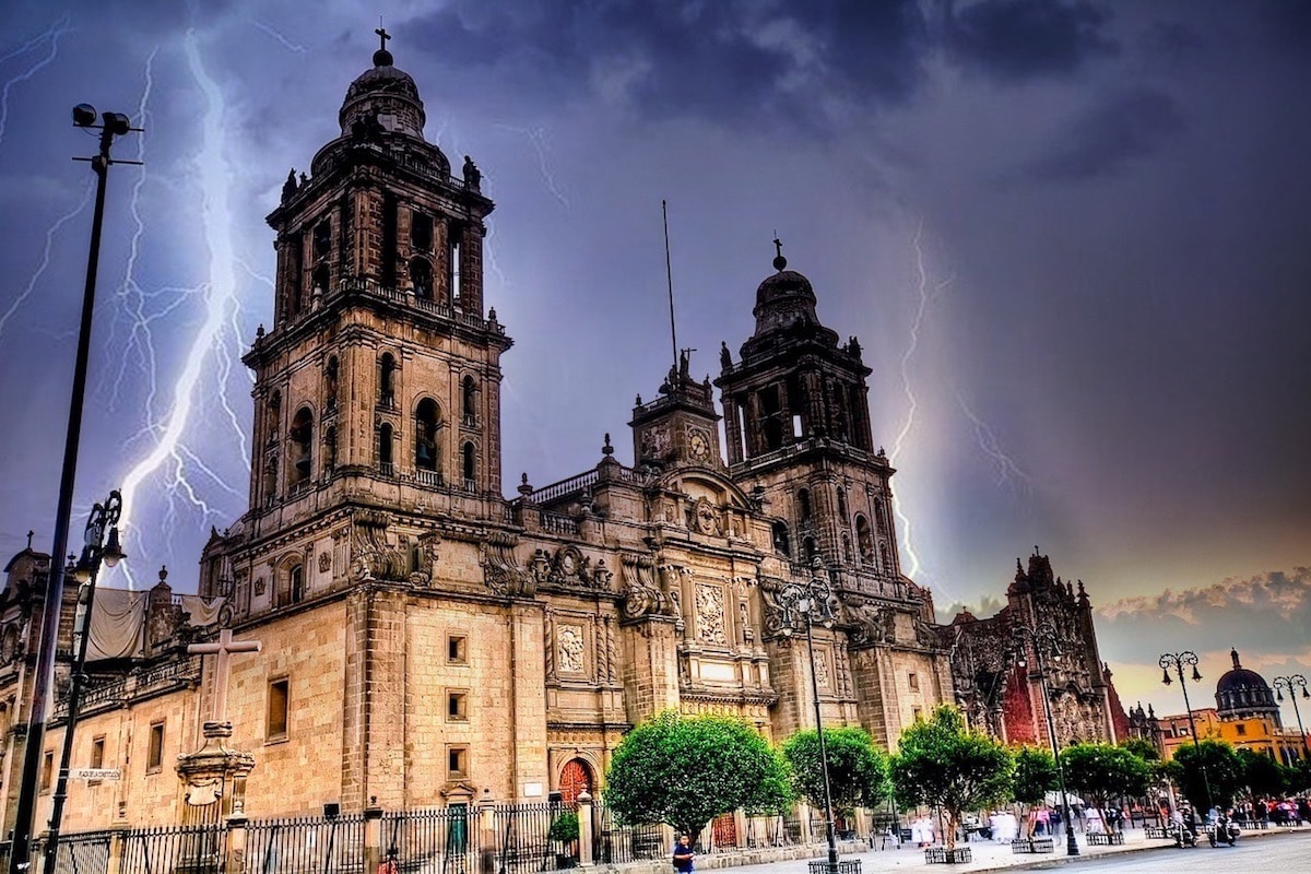 Protegen la Catedral de México contra… ¡rayos y centellas!