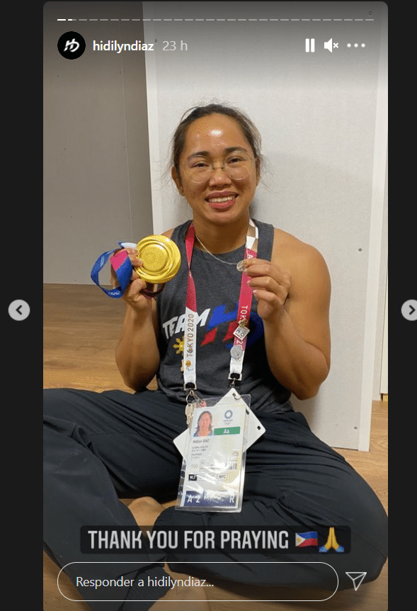 "Gracias por orar", escribió la atleta Hidilyn Díaz. En la foto sostiene la Medalla Milagrosa.