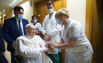 Desde el hospital, el Papa Francisco ora por los enfermos