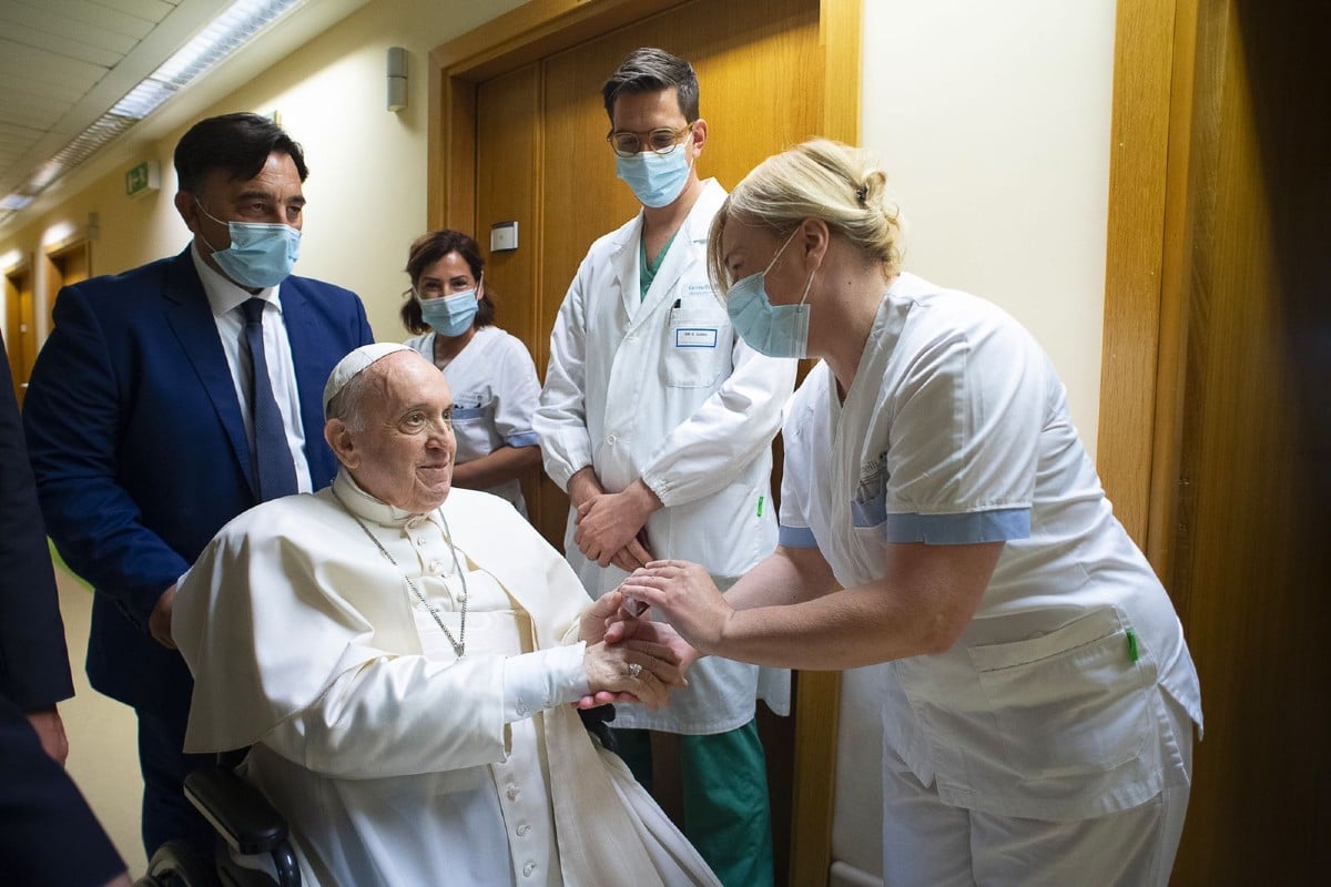 El Papa Francisco saluda al personal médico del hospital Gemelli. Foto: Vatican Media.
