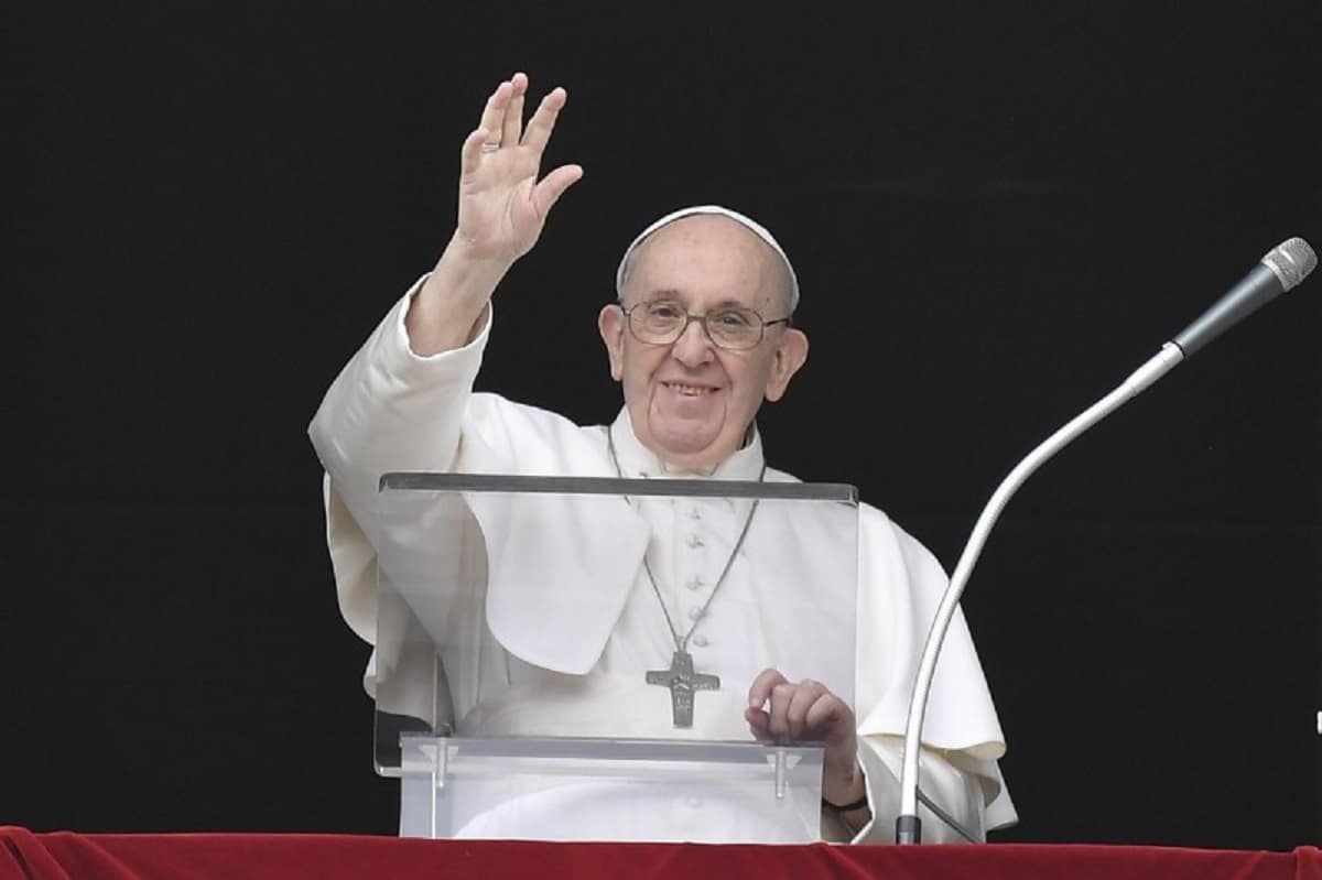 El Papa Francisco saluda a los fieles en la plaza de San Pedro durante el Ángelus. Foto: Vatican Media.