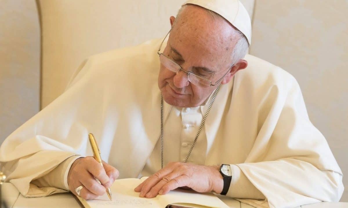 El Papa Francisco escribiendo una carta.