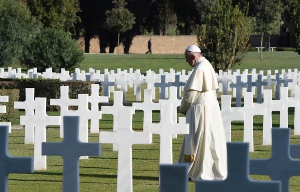 El Papa Francisco ora por los fieles difuntos. Foto: L'Osservatore Romano
