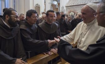 El Papa pide a los franciscanos ir hacia la "creación herida"