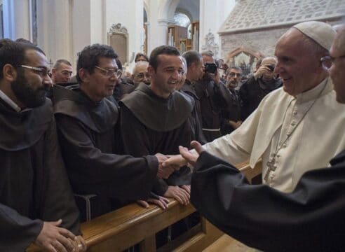 El Papa pide a los franciscanos ir hacia la "creación herida"