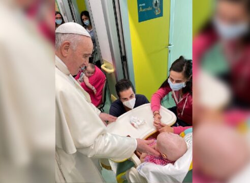 El Papa Francisco visita a sus ‘pequeños vecinos’ en el hospital Gemelli