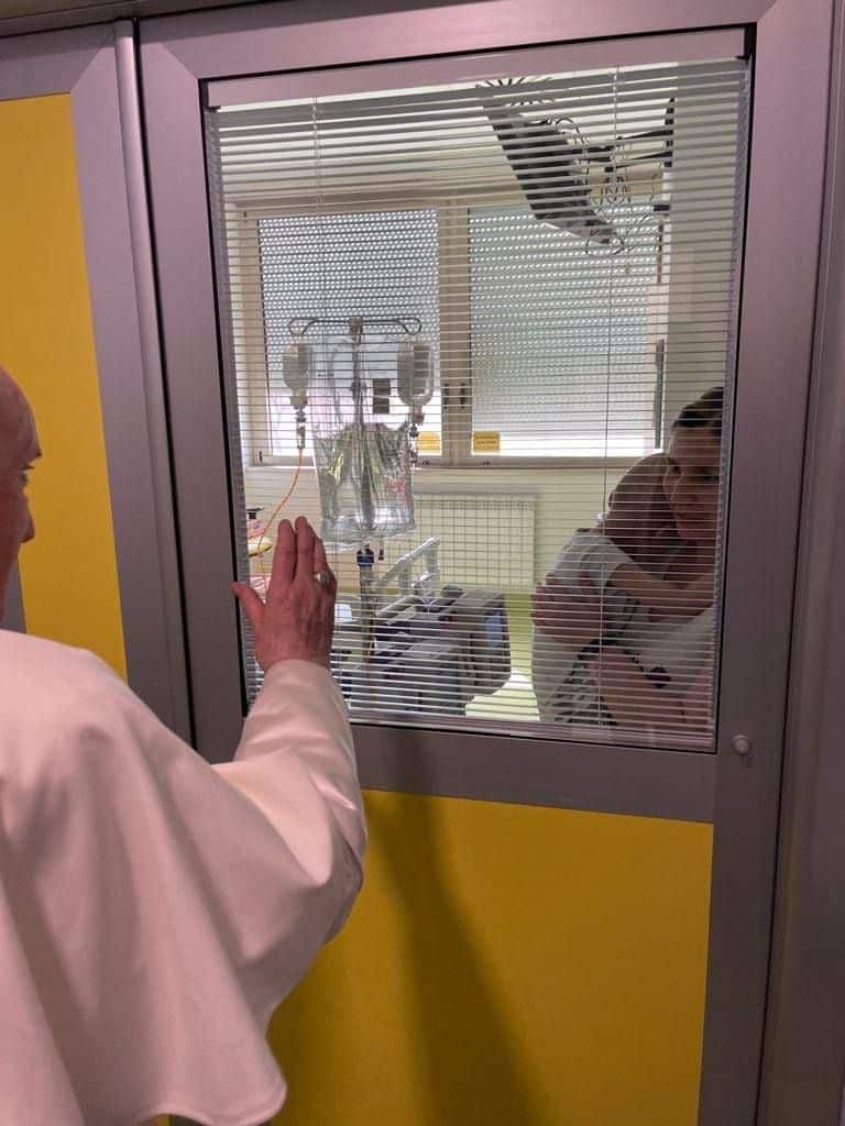 El Papa Francisco visita el área de oncología pediátrica del hospital Gemelli.