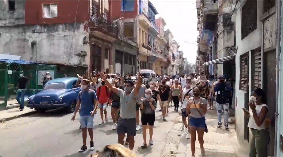 Decenas de cubanos se manifestaron en todo el país. Foto: Twitter @14yMedio