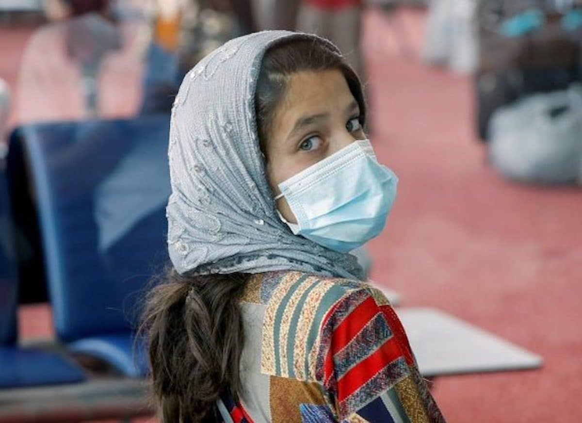 Una niña evacuada de Afganistán en el Maktoum International Airpot de Dubai. Foto: Vatican Media