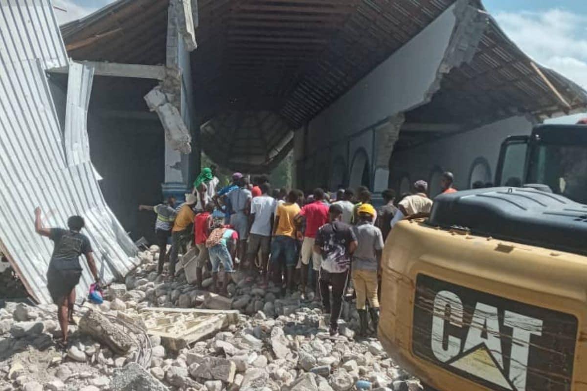 Con ayuda de equipo se pudieron remover escombros de la iglesia de Les Anglais, en Haití. Foto: Telesur