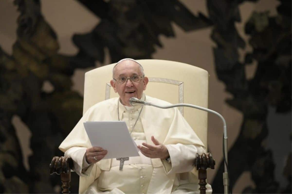 El Papa Francisco leyendo su reflexión catequética en la Audiencia General. Foto: Vatican Media.