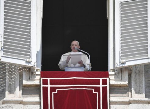 El Papa critica a quienes hacen el mal y lo justifican con motivos religiosos