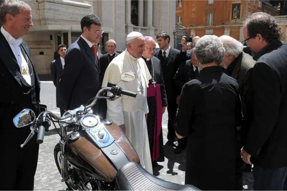 El Papa y la motocicleta obsequiada por Harley-Davidson. Foto: L'Osservatore Romano.