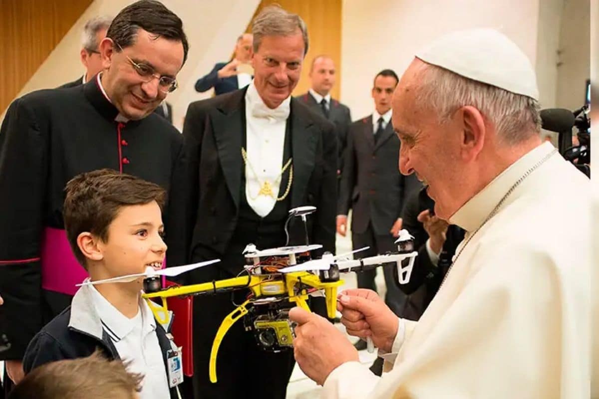 Estudiantes de un colegio jesuita en Roma regalaron un dron al Papa Francisco. Foto: Vatican Media.