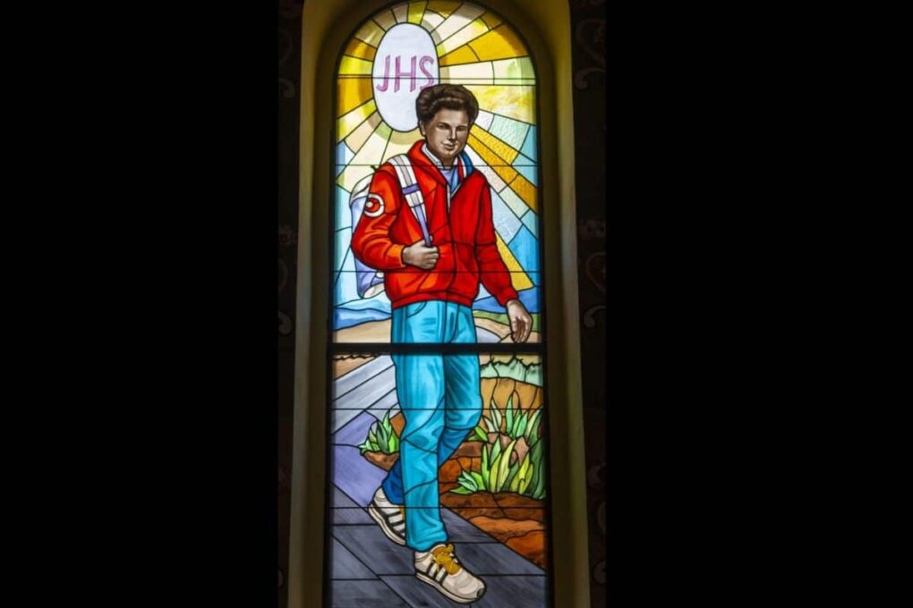 Vitral de Carlo Acutis en la Parroquia de San Giuseppe. Foto: Facebook @oratoriodonboscomolfetta