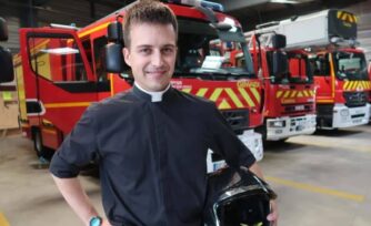 Sacerdote y bombero voluntario: Las dos vocaciones del padre Pierre