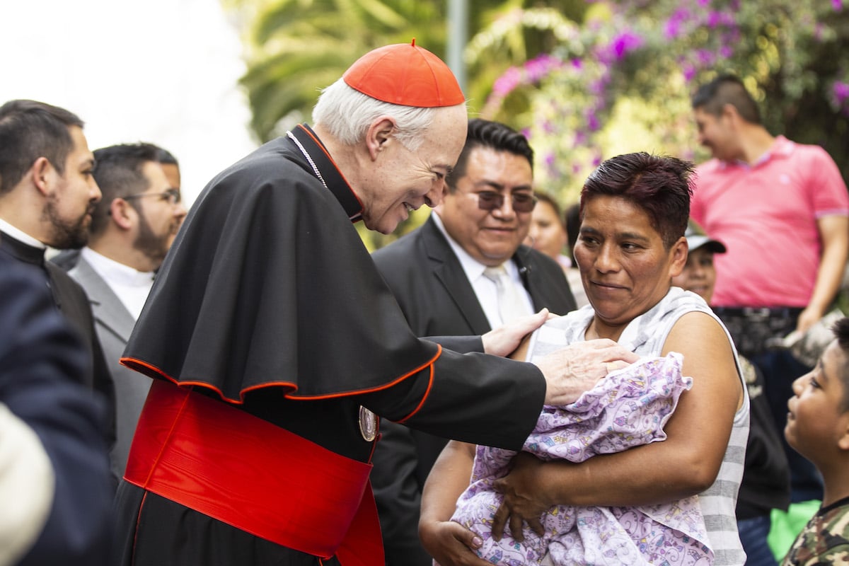 El Cardenal Carlos Aguiar saluda a una madre con su hijo en la Basílica de Guadalupe. Foto: María Langarica