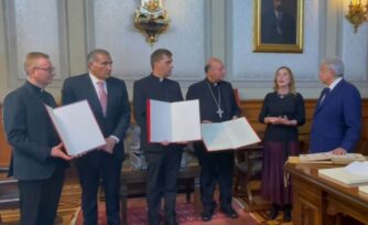 El presidente agradece al Papa envío de documentos históricos a México