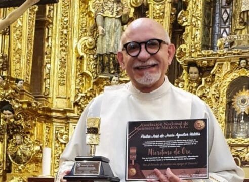 El padre José de Jesús Aguilar gana el premio “Micrófono de Oro”
