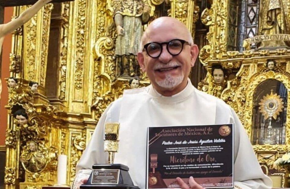 El padre José de Jesús Aguilar gana el premio “Micrófono de Oro”